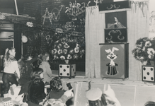 863223 Afbeelding van een poppenkastvoorstelling tijdens de Sinterklaasviering voor Wijk C-kinderen op de Vrije Vloer ...
